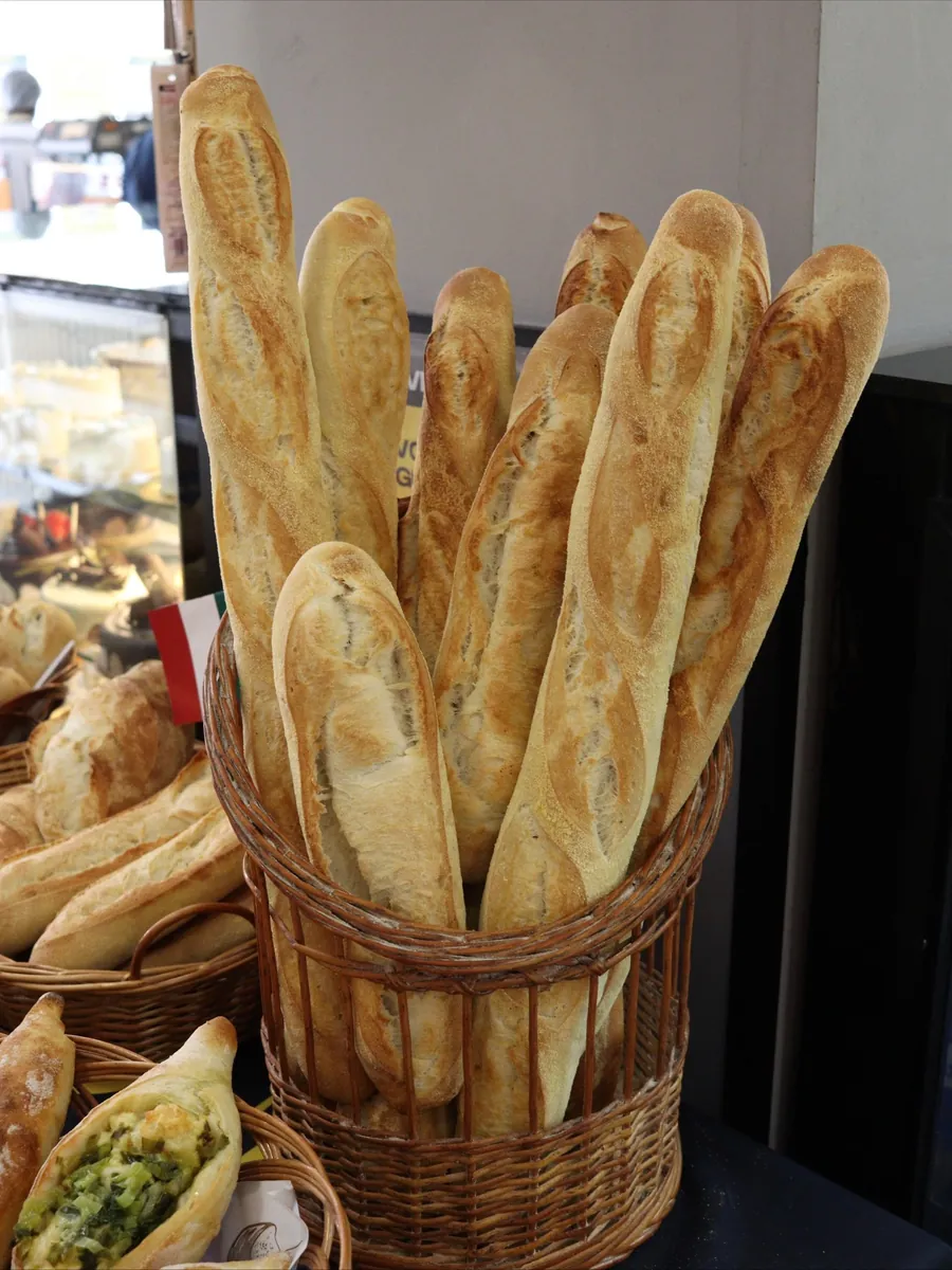 Baguetes em pé num cesto de vime