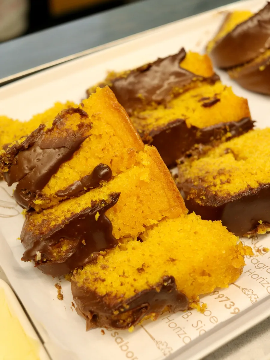 Bolo de cenoura com cobertura de chocolate em fatias