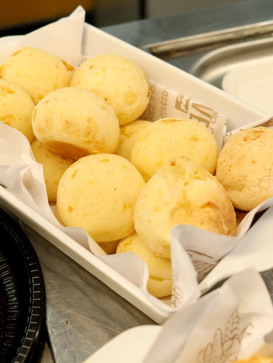 Travessa de pães de queijo no buffet de café