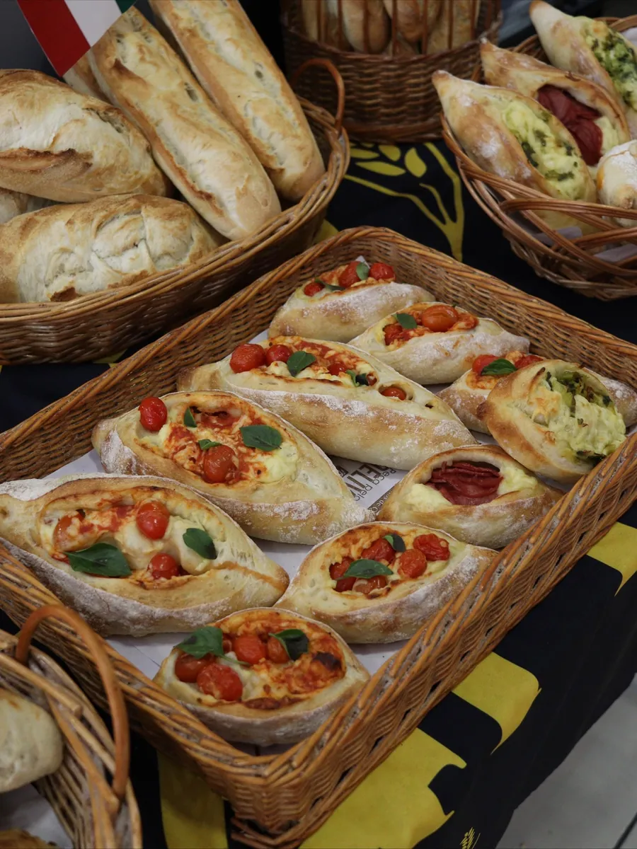 Cesto de pães recheados com tomate, manjericão e queijo