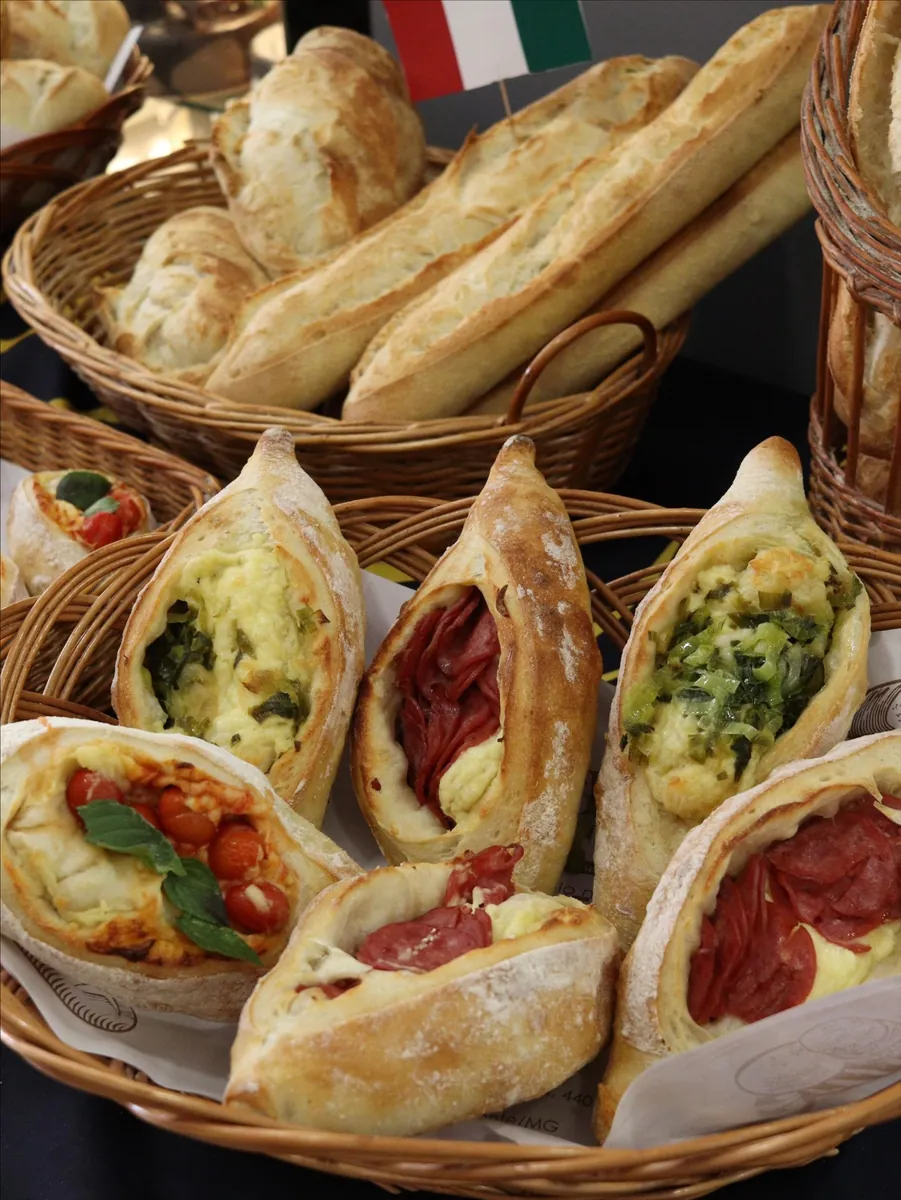 Pães recheados de pesto, tomate e calabresa