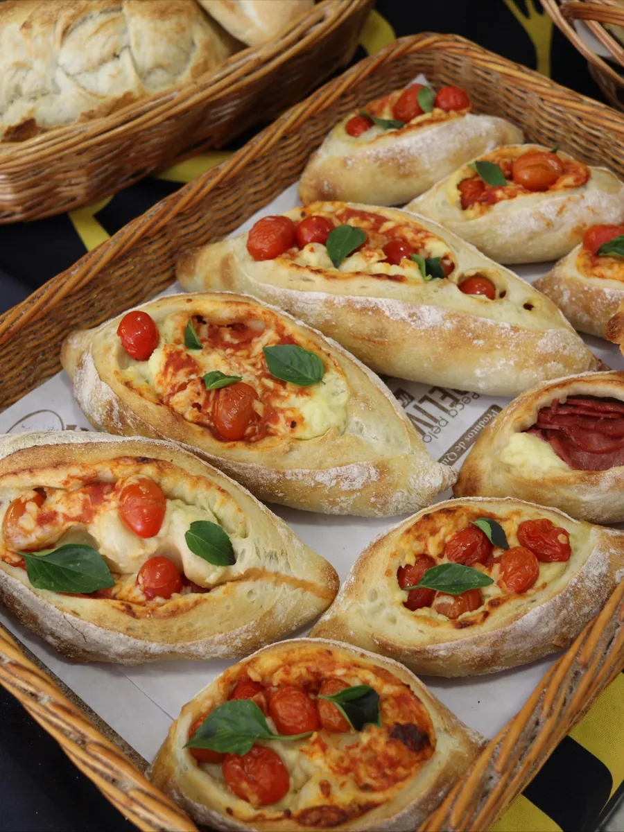 Pães recheados com tomate-cereja e manjericão