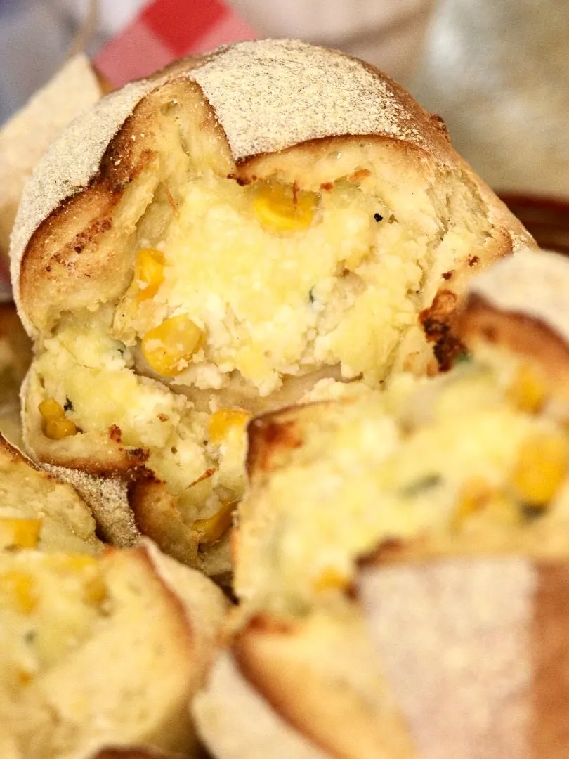 Pão de milho aberto, recheio cremoso