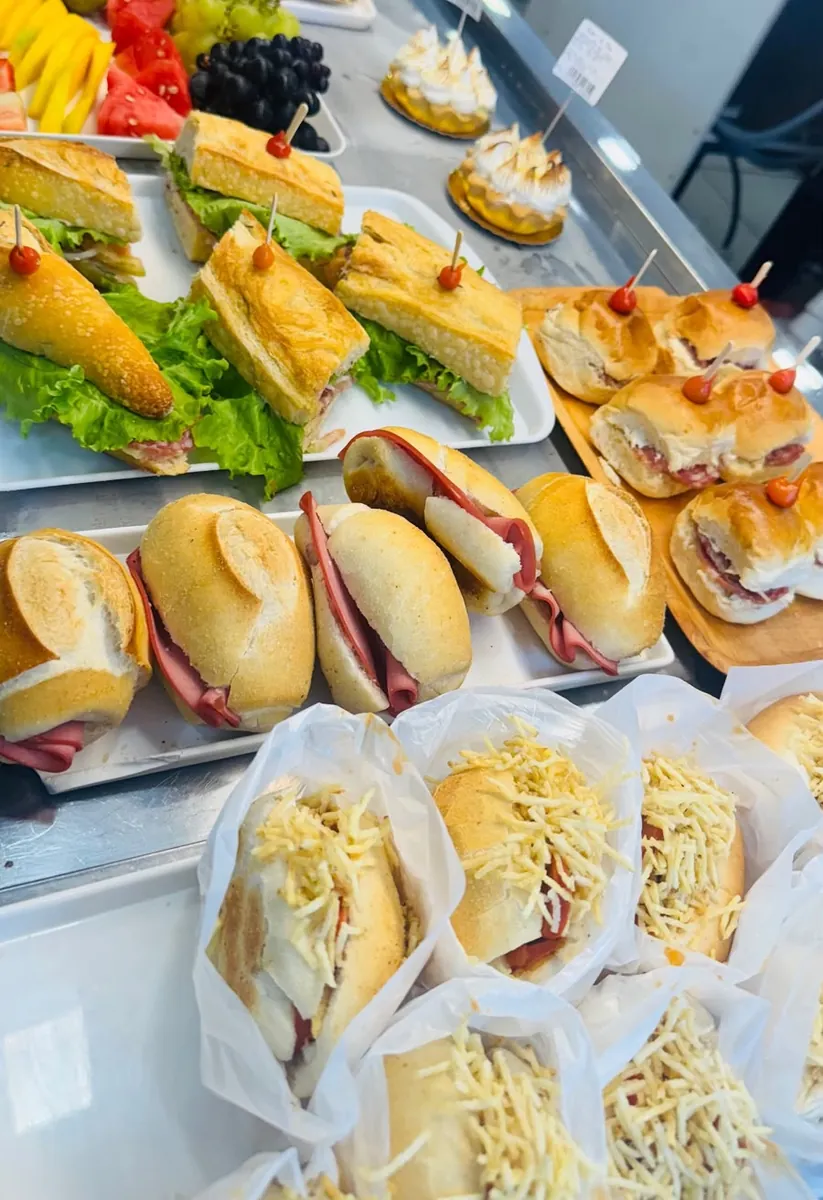 Café colonial da tarde com sanduíches, frutas e tortinhas